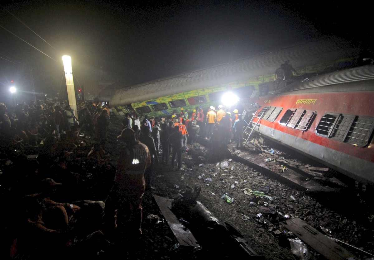03.06.2023, Indien, Balasore: Rettungskräfte arbeiten an der Unglücksstelle, nach einem schweren Zugunglück im indischen Bundesstaat Odisha. Bei dem Zugunglück im sind neuen Angaben zufolge mindestens ...