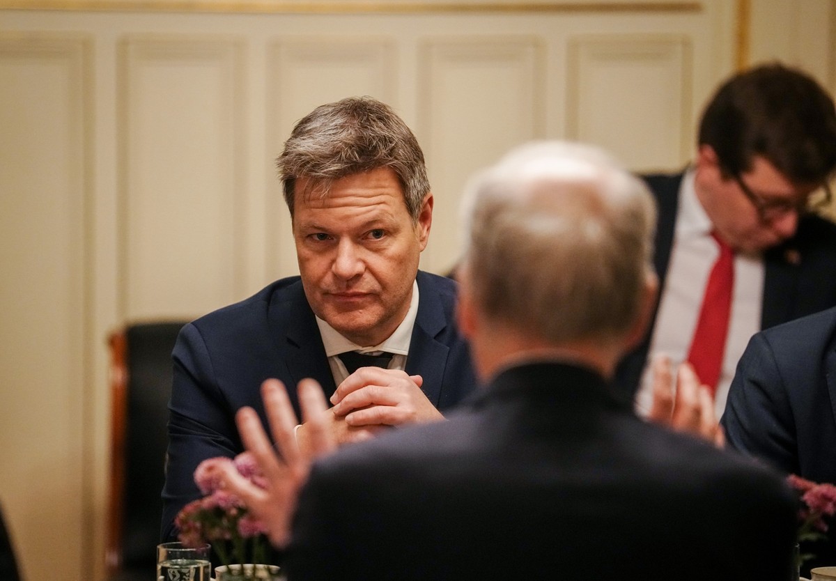 05.01.2023, Norwegen, Oslo: Robert Habeck (l, Bündnis 90/Die Grünen), Bundesminister für Wirtschaft und Klimaschutz, wird von Jonas Gahr Støre (vorn), Ministerpräsident von Norwegen, empfangen. Gesprä ...
