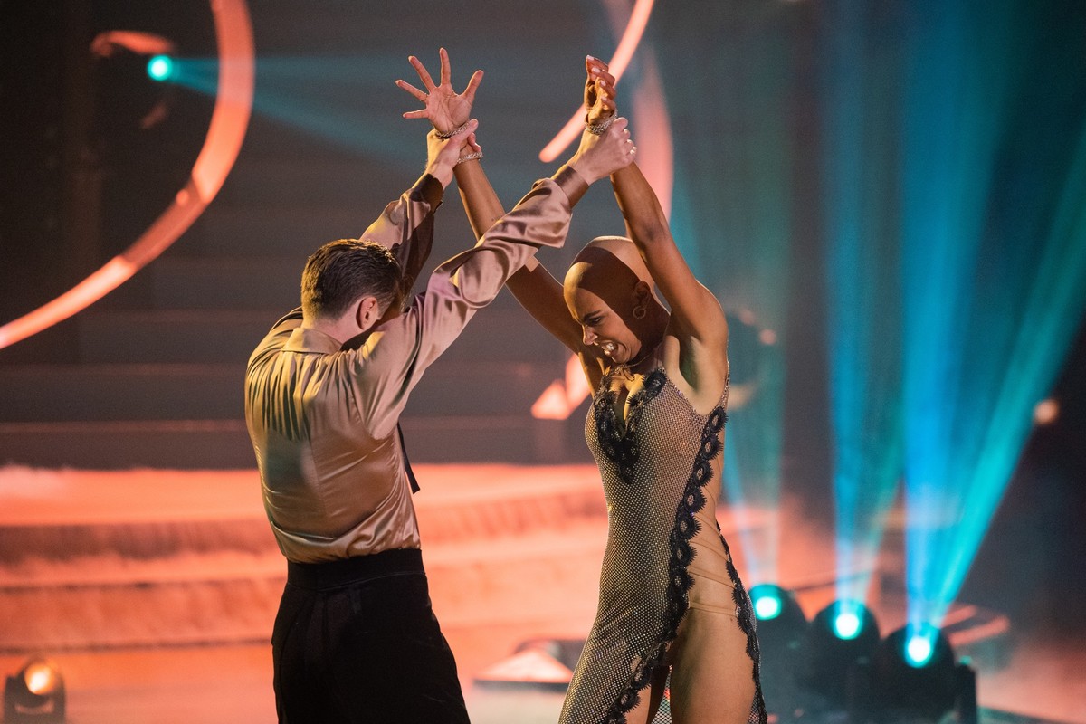 31.03.2023, Nordrhein-Westfalen, K�ln: Sharon Battiste, Bacherlorette und Schauspielerin, und Valentin Lusin, Profit�nzer, tanzen in der RTL-Tanzshow �Let&#039;s Dance� im Coloneum. Foto: Rolf Vennenb ...