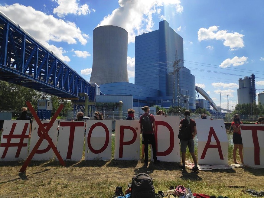 Aktivisten vor dem Kohlekraftwerk Datteln IV, das am Samstag ans Netz ging.