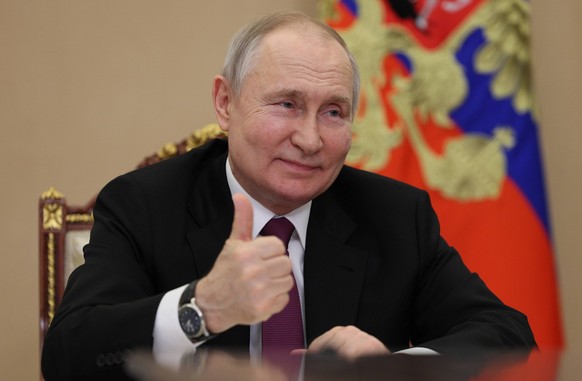 News Bilder des Tages Russia Putin Children s Day 8446440 01.06.2023 Russian President Vladimir Putin attends a meeting with families awarded Orders of Parental Glory via teleconference call at Kremli ...