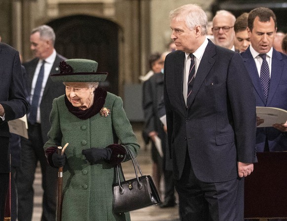 ARCHIV - 29.03.2022, Gro�britannien, London: Die britische K�nigin Elizabeth II. und ihr Sohn Prinz Andrew, Herzog von York, treffen zu einem Gedenkgottesdienst f�r Prinz Philip in der Westminster Abb ...