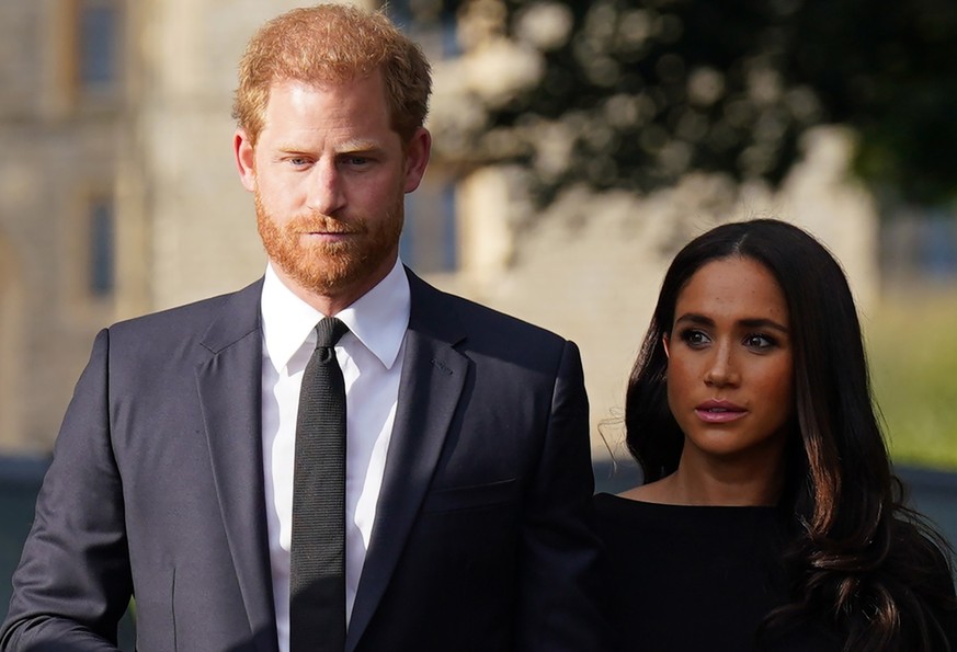 ARCHIV - 10.09.2022, Großbritannien, Windsor: Prinz Harry, Herzog von Sussex, und seine Frau Meghan, Herzogin von Sussex, treffen nach dem Tod der britischen Königin auf Schloss Windsor ein. (zu dpa & ...