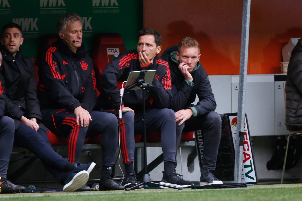 Enttaeuschung . . . Bayern-Trainer Julian NAGELSMANN r.. Fussball, Augsburg - Monchen. Fussball, 1.Bundesliga, FC Augsburg - FC Bayern Muenchen, 7.Spieltag, Saison 2022-2023, am 17.09.2022 in Augsburg ...