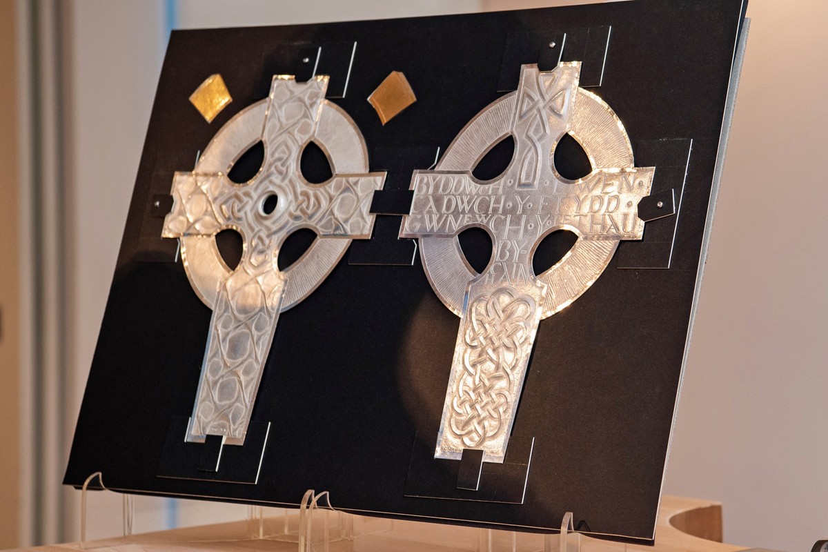 HANDOUT - 19.04.2023, Gro�britannien, London: Dieses undatierte, von der Church in Wales herausgegebene Foto, zeigt des Kreuzes von Wales, das n�chsten Monat in die Westminster Abbey getragen wird und ...