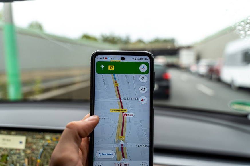 Augsburg, Bavaria, Germany - 26 August 2023: Traffic jam message on a smartphone display on Google Maps. Google cell phone screen with navigation and traffic jam marked in red *** Stau Meldung auf ein ...