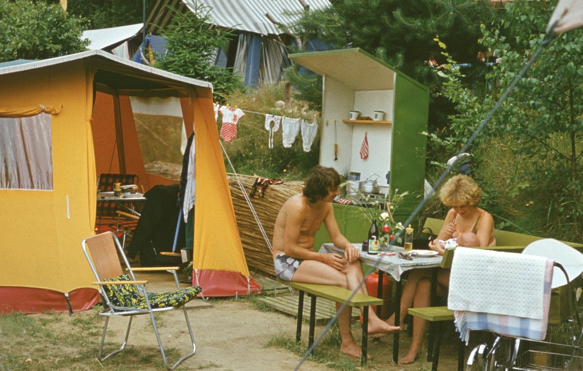 Ein Pärchen mit Kleinkind beim Camping 1972 in Ostddeutschland.