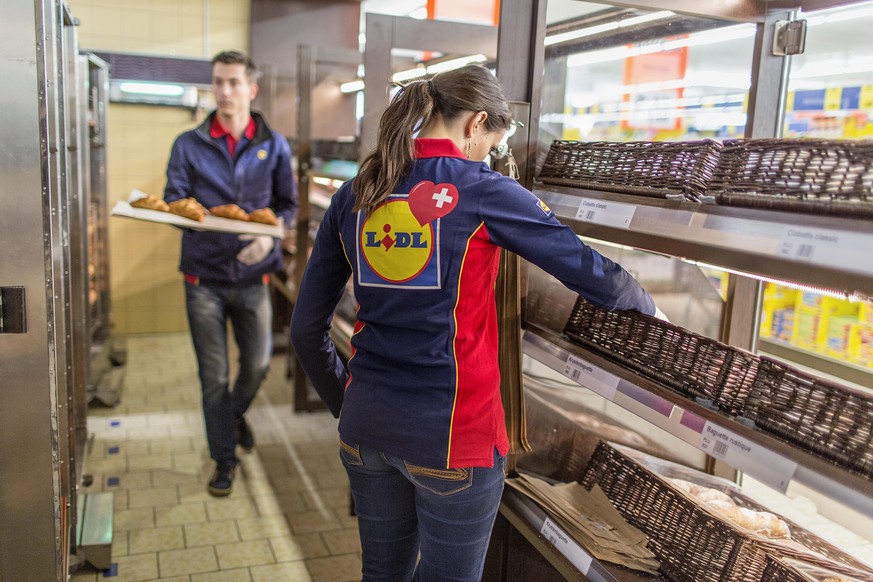 [ACHTUNG REDAKTIONEN: GESTELLTE AUFNAHME] Mitarbeiter fuellen in einer Filiale von Lidl Schweiz in Frauenfeld im Kanton Thurgau ein Backwarenregal auf, aufgenommen am 28. Maerz 2014.