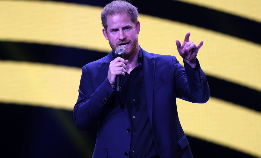 DUESSELDORF, GERMANY - SEPTEMBER 16: Prince Harry, Duke of Sussex makes a speech during the closing ceremony of the Invictus Games Düsseldorf 2023 at Merkur Spiel-Arena on September 16, 2023 in Duesse ...