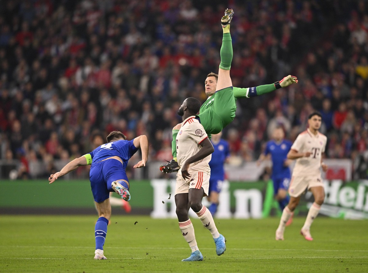 Torwart Manuel Neuer FC Bayern Muenchen FCB 01 Kopfballduell Zweikampf Aktion rettet per Kopf gegen Bruno Petkovic GNK Dinamo Zagreb 09 Dayot Upamecano FC Bayern Muenchen FCB 02 FC Bayern Muenchen FCB ...