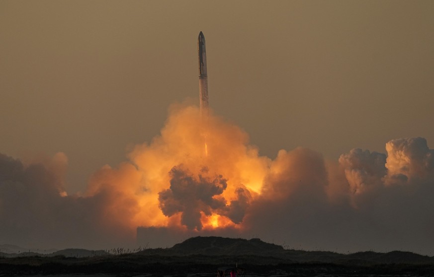 18.11.2023, USA, Boca Chica: SpaceX&#039;s Mega-Rakete Starship startet zu einem Testflug. Das größte jemals gebaute Raketensystem der Raumfahrtgeschichte hat auch einen zweiten Testflug nicht abschli ...