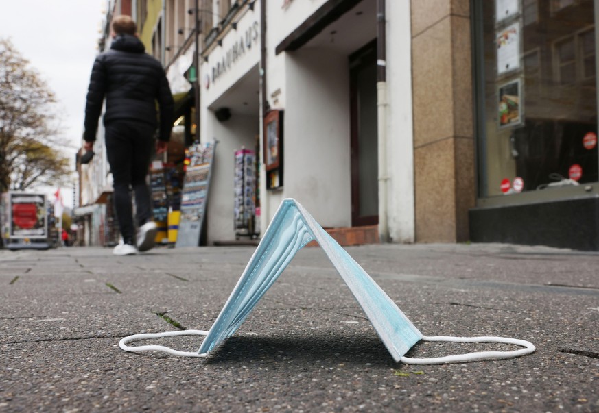 Düsseldorf 02.04.2022 Einkaufstaschen Flinger Strasse Flingerstrasse keine Maskenpflicht mehr Einkaufsstrasse Einkaufsstraße Shoppingmeile Einkaufsmeile Corona Pandemie Covid Corona Lockdown Masken Ei ...