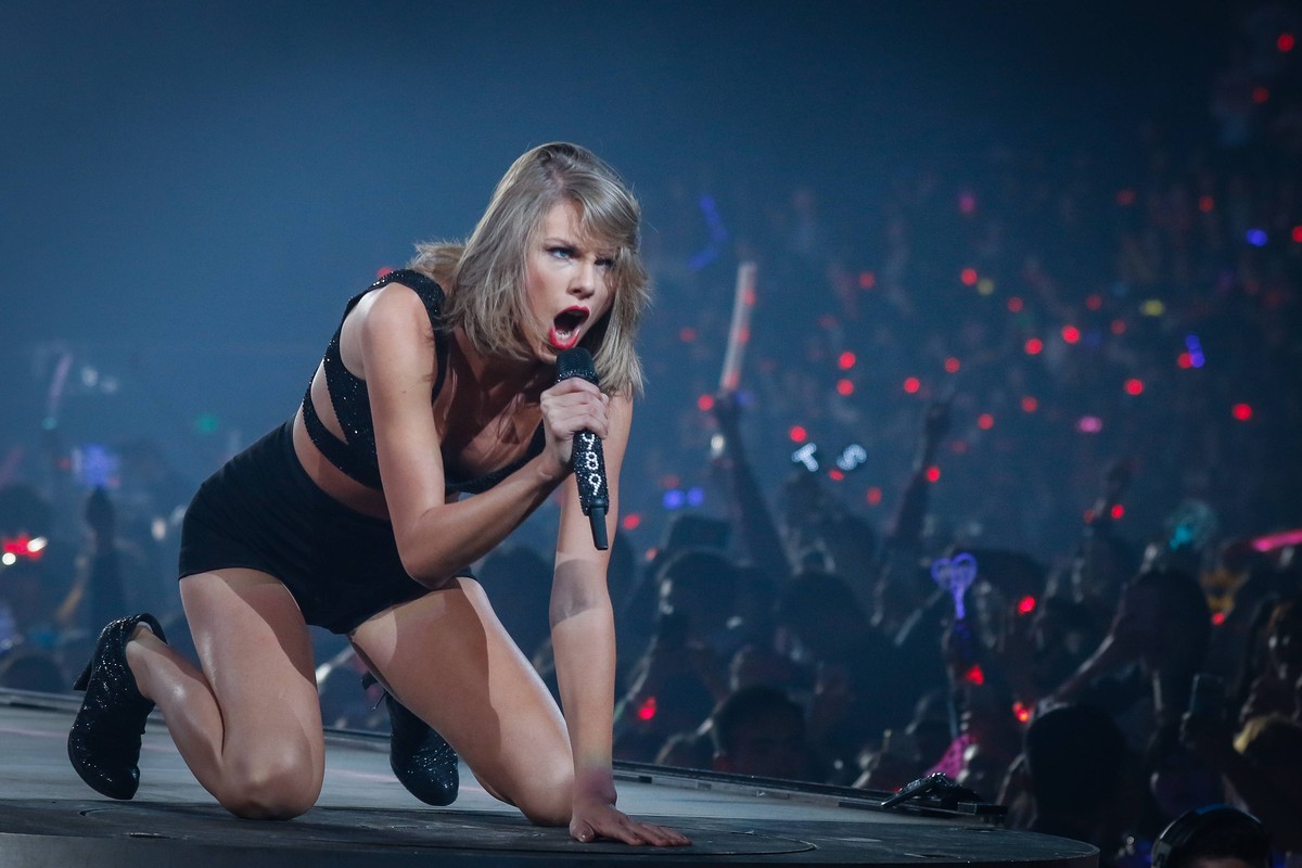 SHANGHAI, CHINA - NOVEMBER 10: (CHINA OUT) Taylor Swift performs live on stage during the 1989 World Tour Live at Mercedes-Benz Arena on November 10, 2015 in Shanghai, China. PUBLICATIONxINxGERxSUIxAU ...