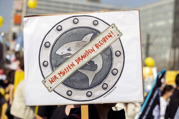 Menschen nehmen einer Demonstration teil mit dem Motto Mietenwahnsinn und protestieren gegen der rasante Wachstum der Mieten und gegen Zentrifizierung in Berlin am 6. April 2019. Demonstration Mietenw ...
