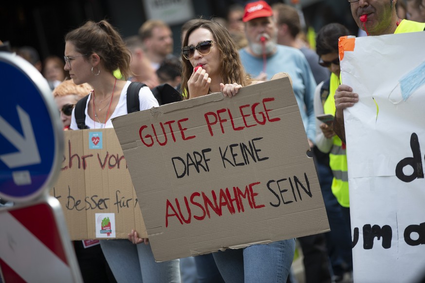 Schon die ganze Woche fanden sich Menschen aus dem Gesundheitsbereich zu Demonstrationen zusammen (hier in Düsseldorf). Heute, zum "Tag der Pflegenden", wird der Protest bundesweit laut.