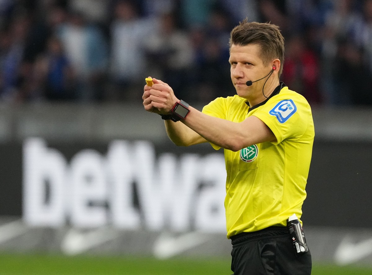 ARCHIV - 07.05.2022, Berlin: Fu�ball: Bundesliga, Hertha BSC - FSV Mainz 05, 33. Spieltag, Olympiastadion. Schiedsrichter Patrick Ittrich entscheidet auf Freisto� wegen Haltens. Wegen einer Mittelfu�v ...