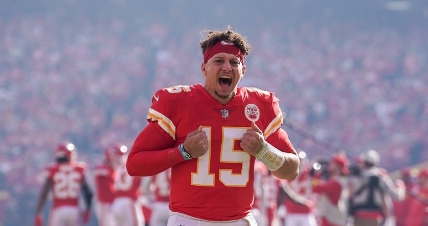 NFL, American Football Herren, USA Denver Broncos at Kansas City Chiefs Jan 1, 2023 Kansas City, Missouri, USA Kansas City Chiefs quarterback Patrick Mahomes 15 celebrates toward fans prior to a game  ...