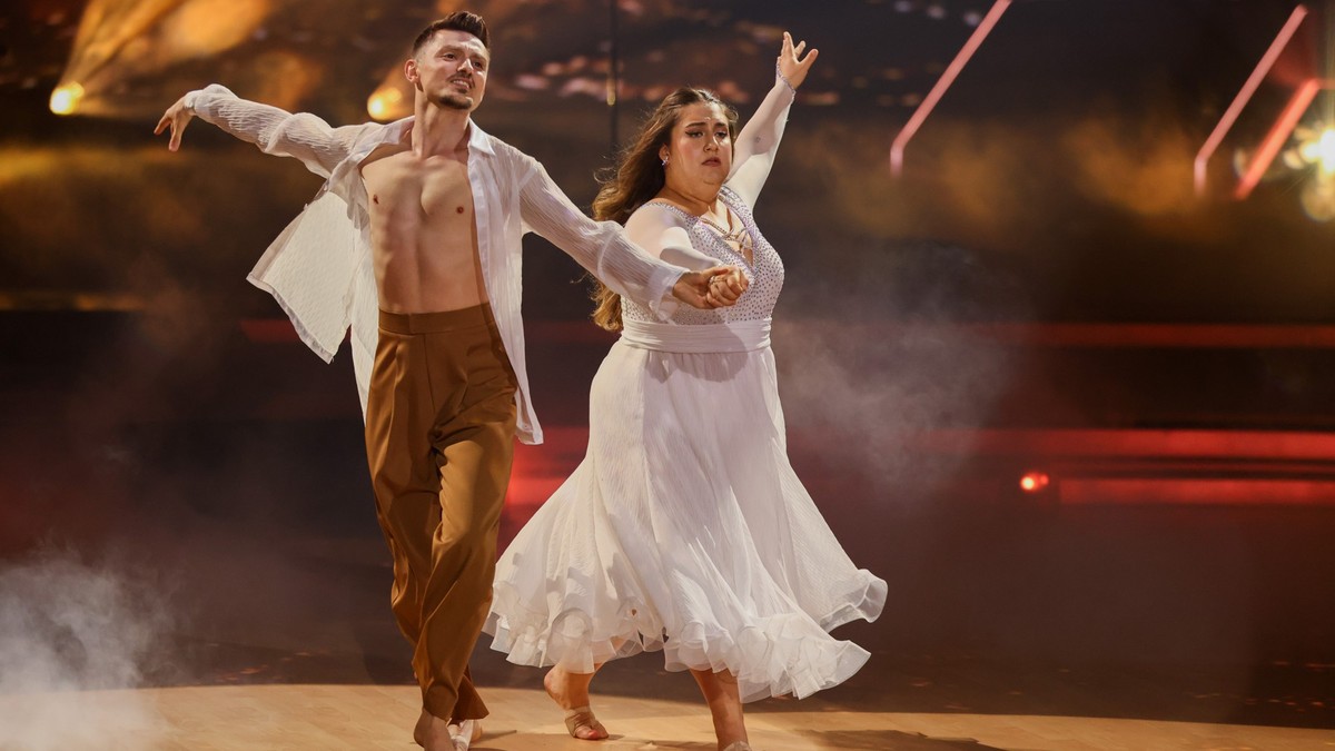 Schock bei "Let's Dance": SelfieSandra muss pausieren – Was ist mit der Kandidatin los?