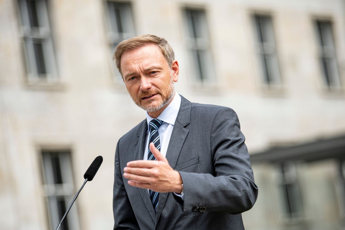 ARCHIV - 24.08.2022, Berlin: Christian Lindner (FDP), Bundesminister der Finanzen, gibt im Hof des Finanzministeriums ein Pressestatement. Lindner dringt weiter auf eine Kehrtwende bei der Kernkraft.  ...