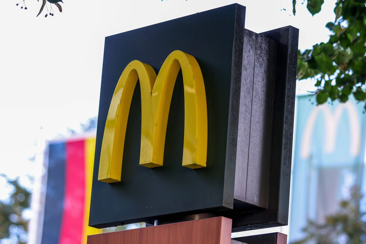 Logo der Fast-Food Kette McDonalds am 27.08.2024 in M�nchen. Die McDonalds Corporation ist ein US-amerikanischer Betreiber und Franchisegeber von weltweit vertretenen Schnellrestaurants und der umsatz ...
