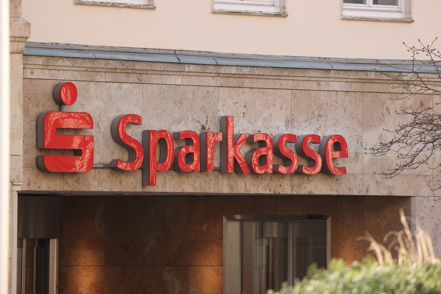 ARCHIV - 07.03.2022, Hessen, Gera: Der Schriftzug &quot;Sparkasse&quot; steht am Hauptgeb