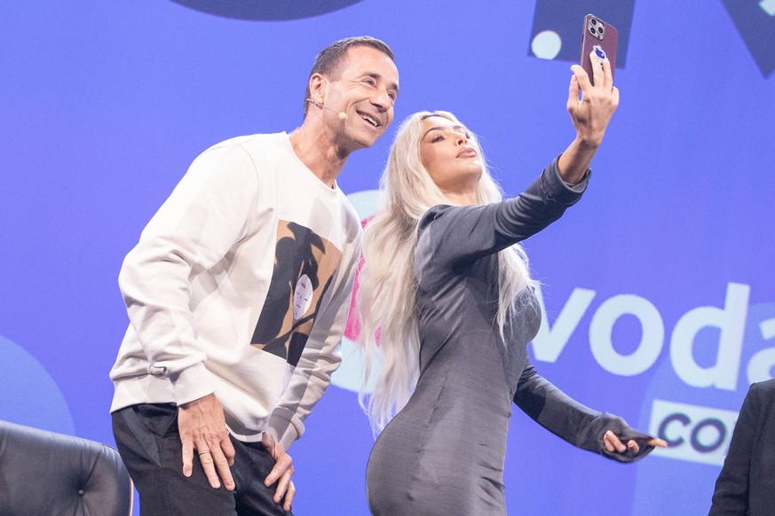 OMR Festival Online Marketing Rockstars Festival 2024 in Hamburg Kim Kardashian, US-amerikanische Medienpersönlichkeit und Influencer mit Moderator Kai Pflaume - Kim Kardashian macht ein Selfie mit Ka ...