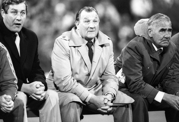 In der Mitte sitzt der wohl erfolgreichste Liverpool-Trainer aller Zeiten: Bob Paisley.