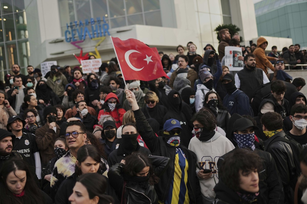 27.03.2025, Türkei, Istanbul: Während einer Demonstration von Universitätsstudenten in Istanbul, Türkei, nachdem der Bürgermeister von Istanbul, Imamoglu, verhaftet und ins Gefängnis gesteckt wurde, r ...