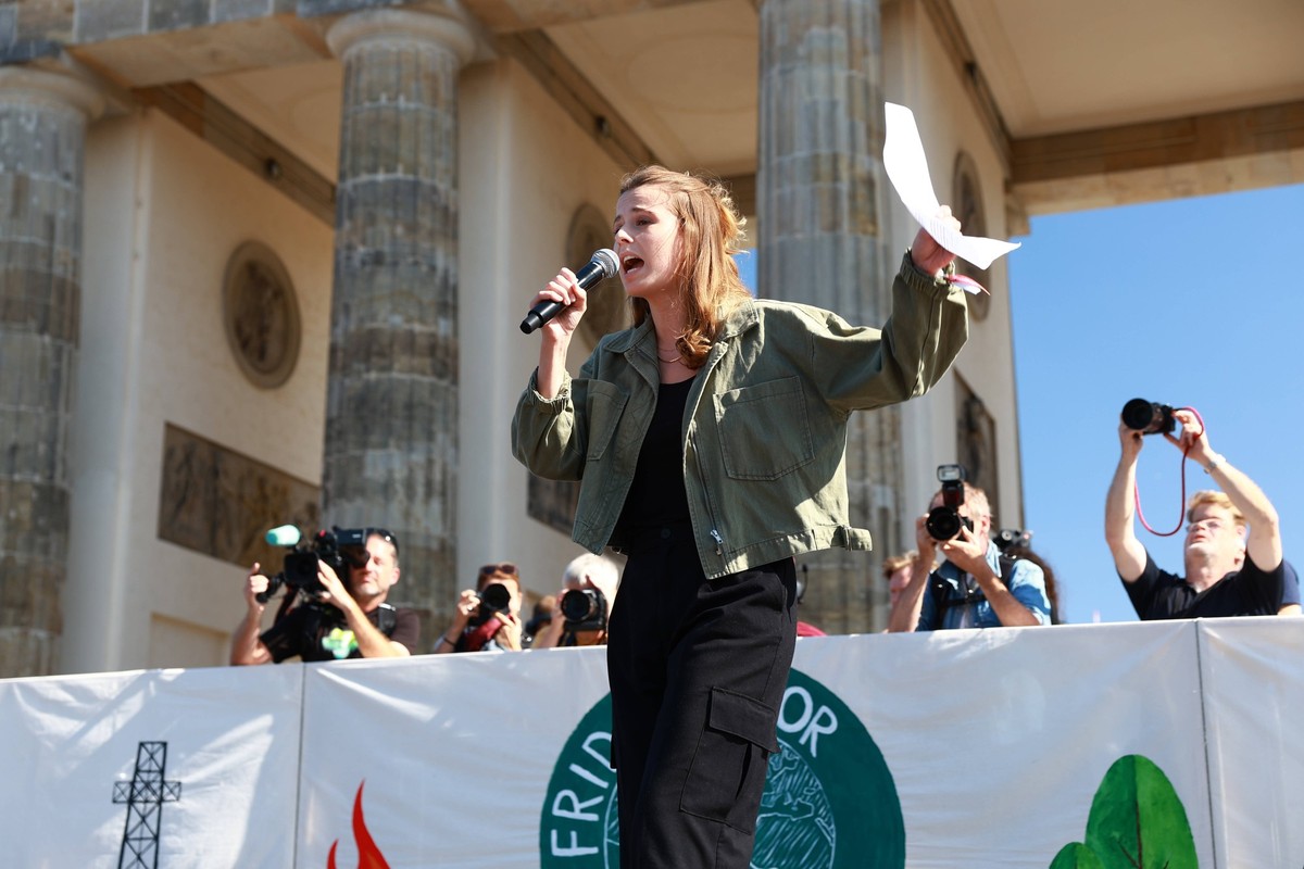 Luisa Neubauer auf der B�hne, Klima-Streik, Klima-Aktivisten versammeln sich auf der Gro�demo von Fridays For Future, 15.9.2023, Brandenburger Tor, Berlin, Deutschland *** Luisa Neubauer on stage, cli ...