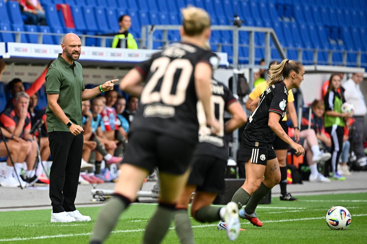 Fu�ball I Frauen I Saison 2025-2026 I Supercup I FC Bayern M�nchen - VfL Wolfsburg I 30.08.2025 Stephan Lerch Trainer, VfL Wolfsburg links, Georgia Stanway 31, FC Bayern M�nchen rechts am Ball Karlsru ...