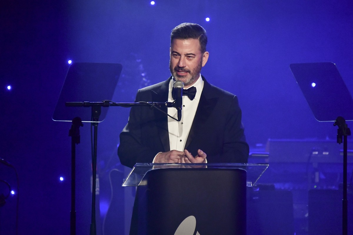02.02.2025, USA, Beverly Hills: Jimmy Kimmel spricht während der Pre-Grammy-Gala im Beverly Hilton Hotel in Beverly Hills. Foto: Richard Shotwell/Invision/AP/dpa +++ dpa-Bildfunk +++