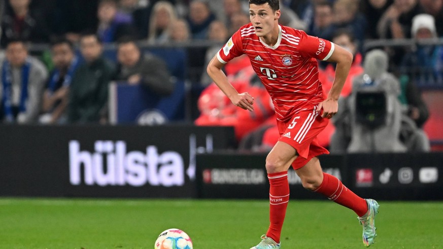 GELSENKIRCHEN - Benjamin Pavard of FC Bayern Munchen during the Bundesliga match between FC Schalke 04 and FC Bayern Mnchen at Veltins-Arena on November 12, 2022 in Gelsenkirchen, Germany. AP Dutch He ...