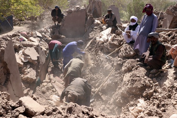 08.10.2023, Afghanistan, Zenda Jan: Afghanische Männer suchen nach einem Erdbeben in der Provinz Herat im Westen Afghanistans nach Opfern. Am Samstagmorgen (07.10.2023) hatten mehrere Erdbeben Bewohne ...