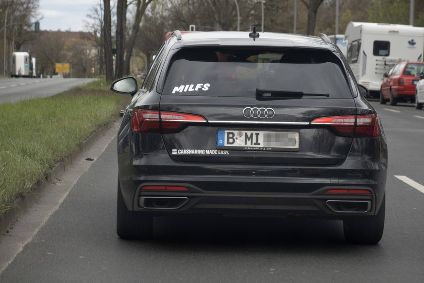 13.04.2023, Berlin, GER - Schriftzug MILFS auf einem Auto. aussen, Aussenaufnahme, Auto, Automobil, Berlin, deutsch, Deutschland, Europa, europaisch, Fruehjahr, Fruehling, Humor, Jahreszeit, KfZ, lust ...