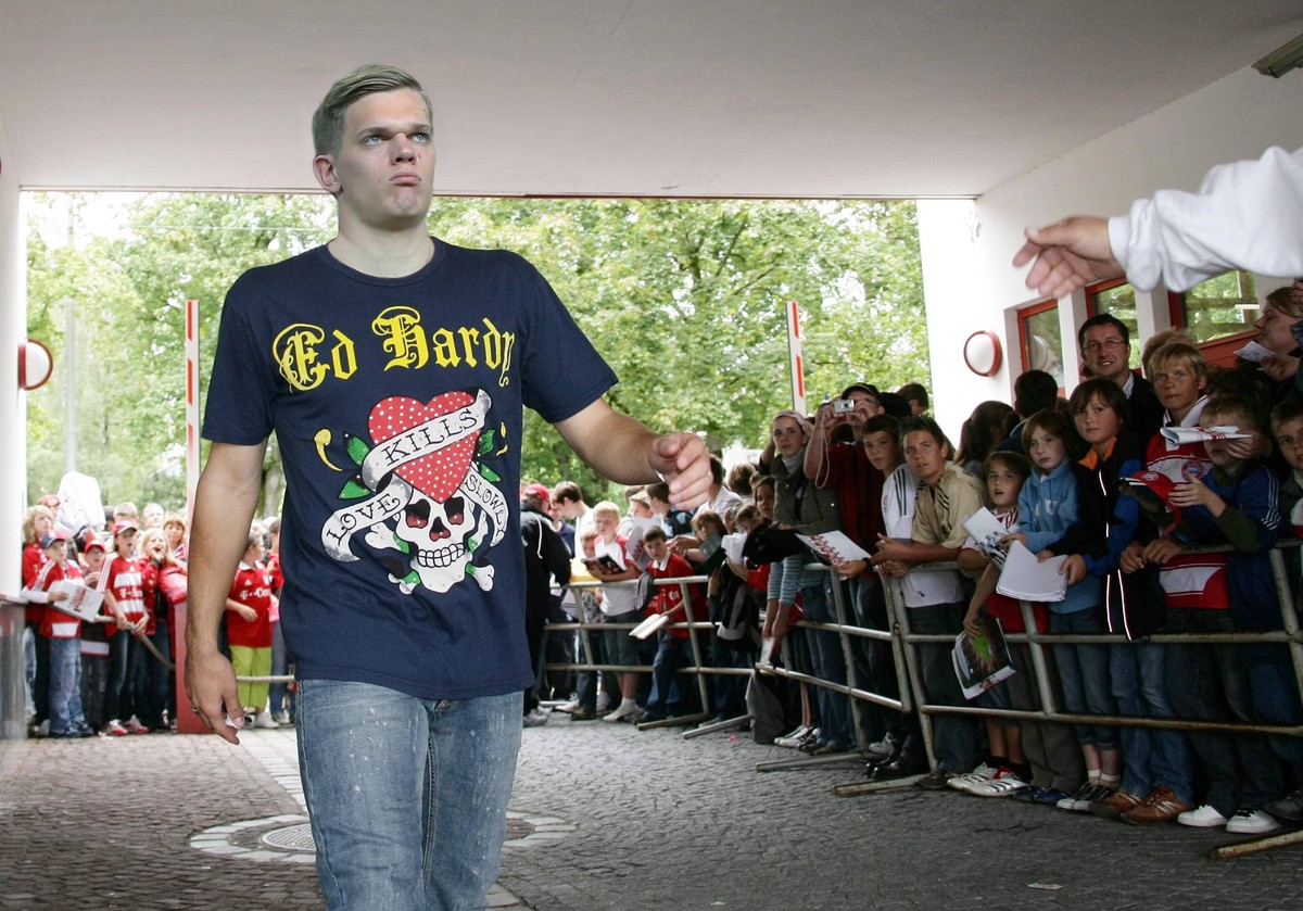 Bildnummer: 03021019 Datum: 09.08.2007 Copyright: imago/ActionPictures
Franck Ribery (Bayern) wird nach seinem Training von Fans empfangen; Frank, Vdig, quer, Kleidung, Fan, Fußballfan, Publikum, Absp ...