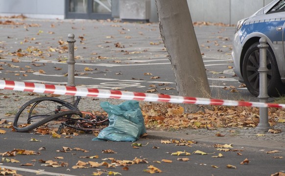 31.10.2022, Berlin: Ein zerstörtes Fahrrad liegt auf der Bundesallee in Berlin-Wilmersdorf. Drei Tage nach dem Unfall mit einem Betonmischer in Berlin ist die lebensgefährlich verletzte Radfahrerin fü ...
