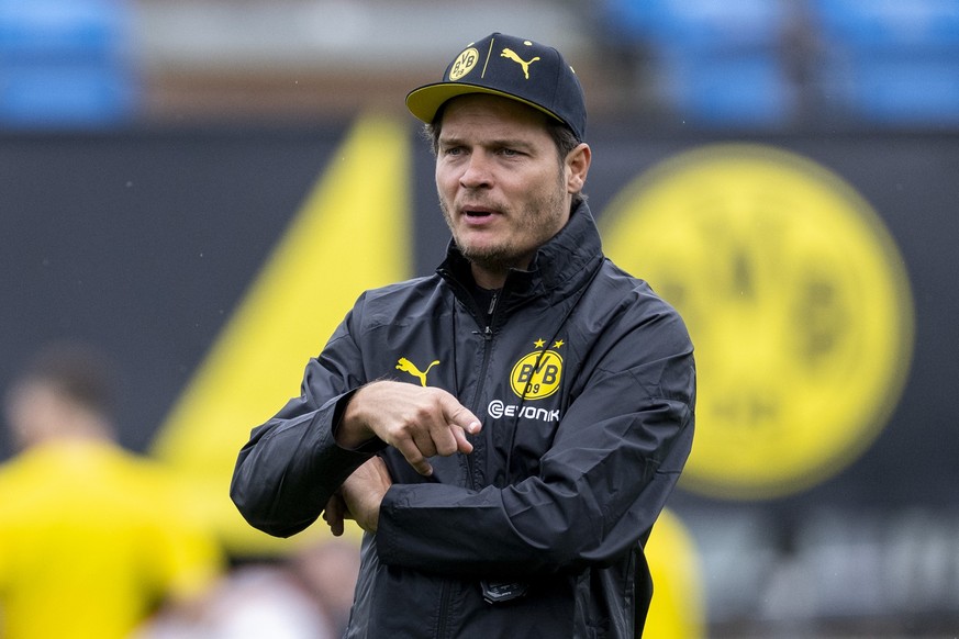 ARCHIV - 04.01.2024, Spanien, Marbella: Fußball: Bundesliga, Trainingslager Borussia Dortmund: Trainer Edin Terzic beobachtet das Training. Erv hofft auf den dritten Sieg in Serie am Samstag gegen Boc ...