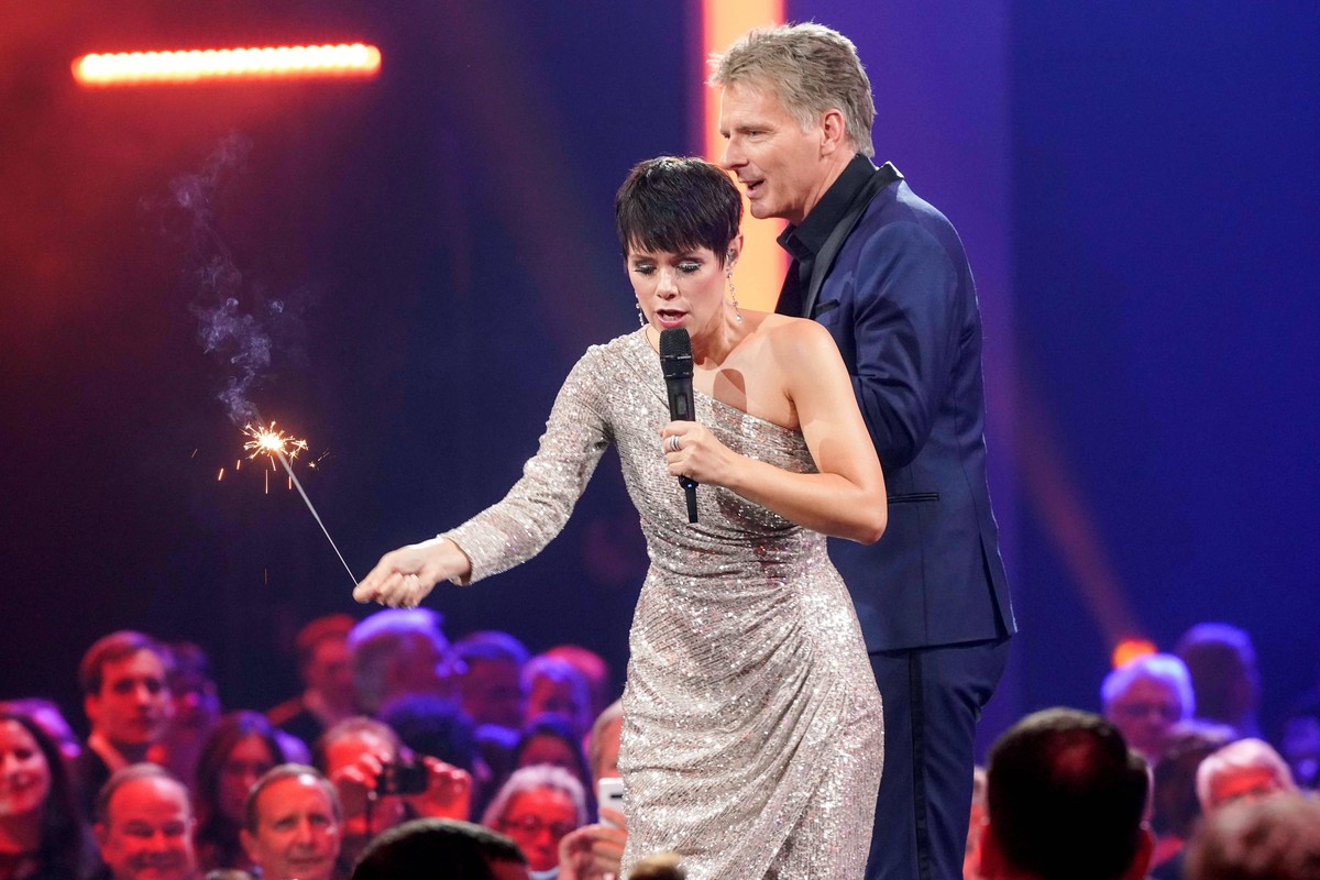 1108/ Joerg Pilawa, Francine Jordi , ARD TV Aufzeichnung: DIE SILVESTER SHOW mit Joerg Pilawa und Francine Jordi, Deutschland, Offenburg, Baden Arena, 20191115, Die Ausstrahlung erfolgt am 31.12.2019, ...