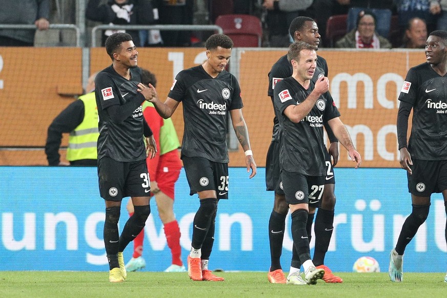 05.11.2022, Bayern, Augsburg: Fußball: Bundesliga, FC Augsburg - Eintracht Frankfurt, 13. Spieltag, WWK-Arena. Die Spieler von Eintracht Frankfurt jubeln über das 1:2. Foto: Christian Kolbert/dpa - WI ...