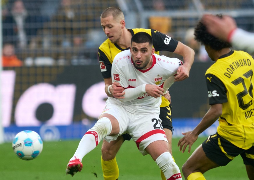 08.02.2025, Nordrhein-Westfalen, Dortmund: Fu�ball: Bundesliga, Borussia Dortmund - VfB Stuttgart, 21. Spieltag, Signal Iduna Park. Dortmunds Waldemar Anton und Deniz Undav von Stuttgart in Aktion. Fo ...