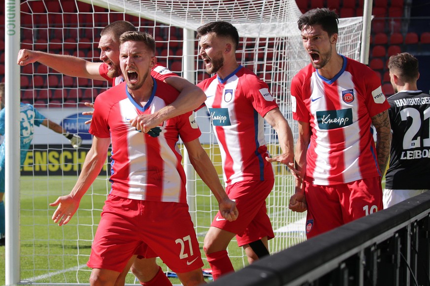 Deutschland, Heidenheim, 21.06.2020, Fussball, 2. Bundesliga, Saison 2019/2020, 1. FC Heidenheim - Hamburger SV: Jubel Heidenheim nach dem 2:1. Torschütze Konstantin Kreschbaumer vorne, dann Patrick M ...