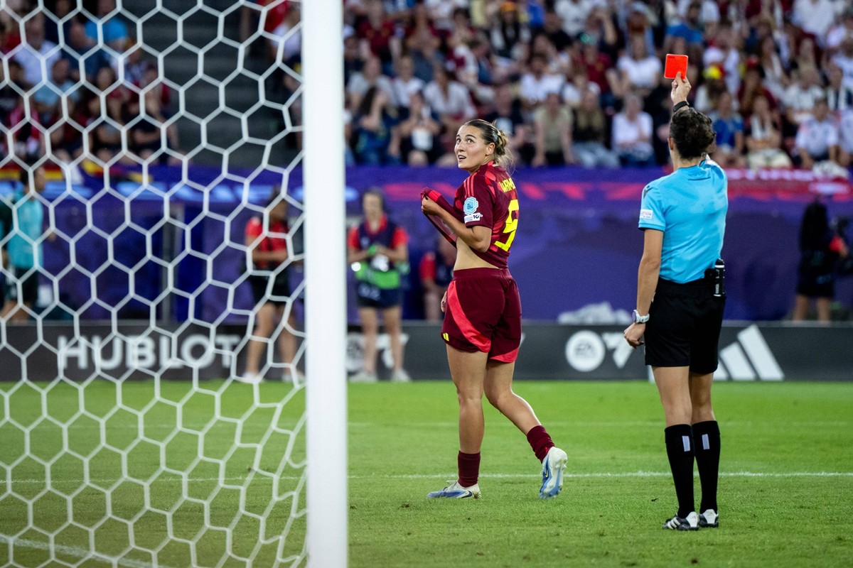 Schiedsrichterin Silvia Gasperotti Italien zeigt Carlotta Wamser Deutschland, 05 die rote Karte, SUI, Schweden vs Deutschland, Fussball, UEFA Womens Euro 2025, Gruppe C, 3. Spieltag, Spielzeit 2024/20 ...