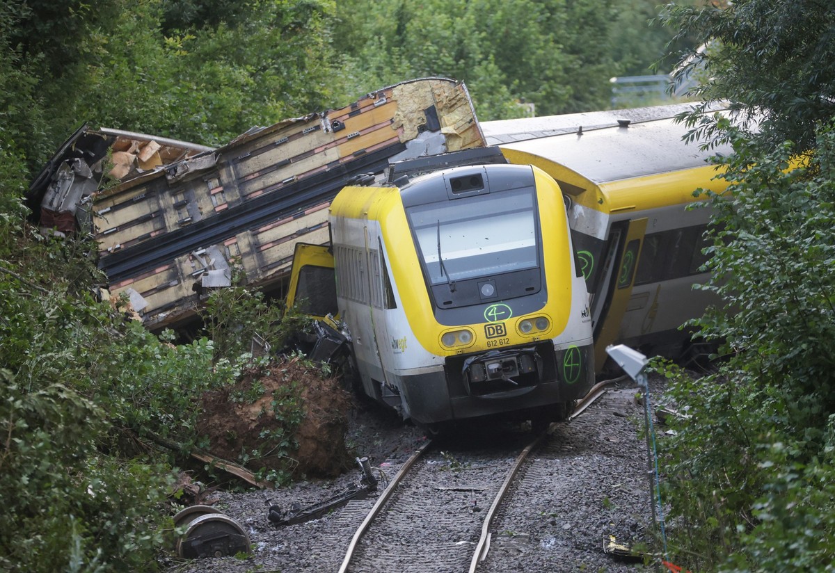 dpatopbilder - 28.07.2025, Baden-Württemberg, Riedlingen: Der demolierte Regionalexpress RE55 liegt neben den Schienen. Der Regionalexpress ist am Vortag im Kreis Biberach zwischen den Ortsteilen Zwie ...