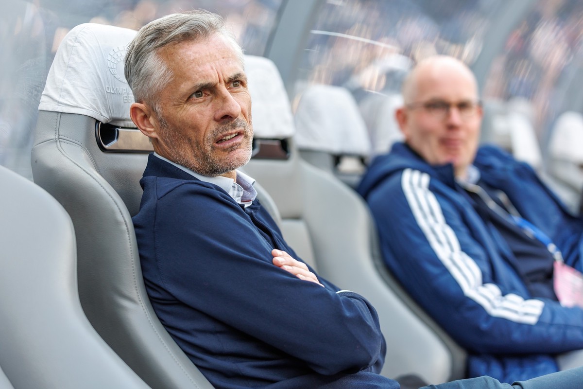 08.03.2025, Berlin: Fußball: 2. Bundesliga, Hertha BSC - FC Schalke 04, 25. Spieltag, Olympiastadion. Trainer Kees van Wonderen von FC Schalke sitzt auf der Trainerbank und schaut auf das Spielfeld. F ...