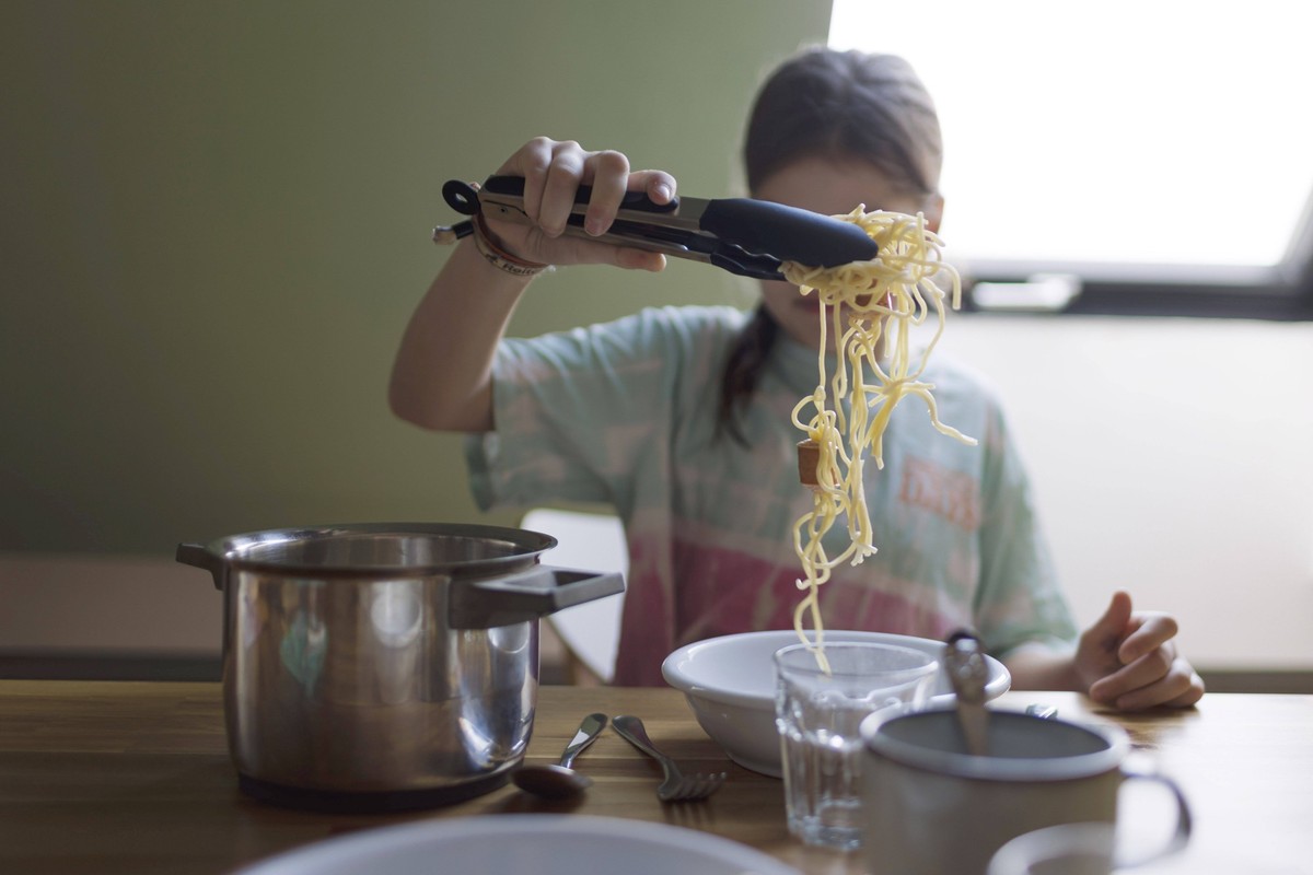 Zehn jaehriges Maedchen mit Spaghetti Bonn Deutschland *** Ten year old girl with spaghetti Bonn Germany Copyright: xUtexGrabowsky/photothek.dex