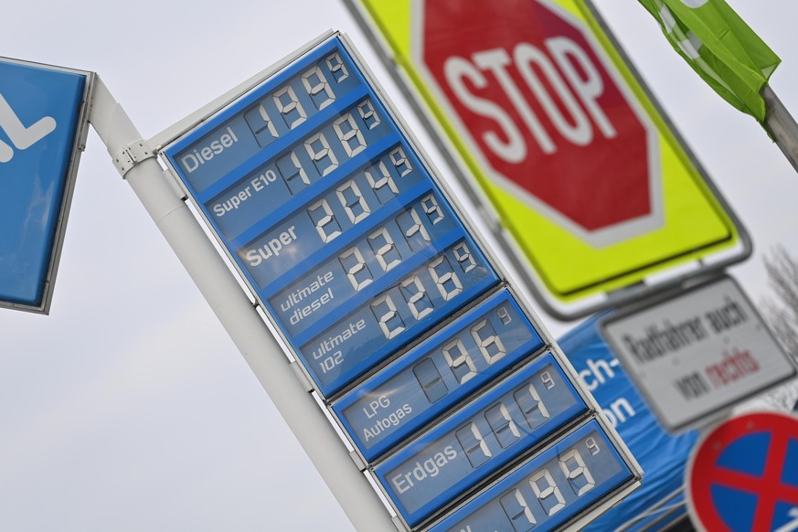 Benzinpreise auf Rekordniveau.Grund ist der Preisanstieg beim Rohoel, der auf den Krieg in derUkraine zurueckzufuehren ist. Eine Tankstelle in Muenchen am 07.03.2022 mit den Preisen fuer alle Treibsto ...