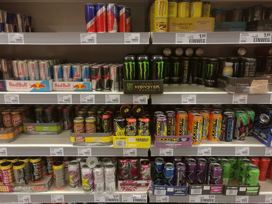 Energydrinks im Supermarktregal // In einem Supermarkt in Deutschland stehen Energydrinks, unter anderem Marken wie Red Bull Redbull , Monster, Vita Energy, Rockstar am 24.08.2019 *** Energy drinks at ...