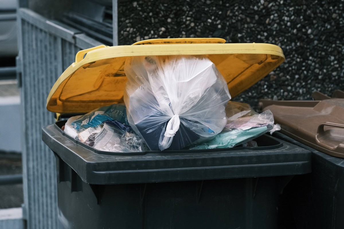 Düsseldorf 21.02.2023 gelbe Tonne Mülltonne Kunststoff Plastik Recycling Müll Abfall Wohlstandsmüll Wohlstandsgesellschaft Verpackung Verpackungsmüll Restmüll Plastiktonne Plastiktüte Mülltüte Düsseld ...