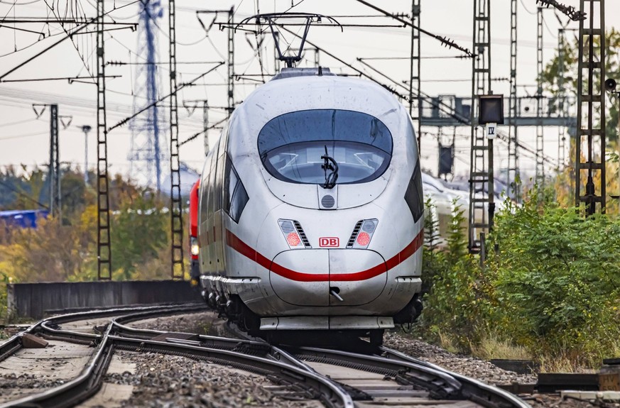 ICE unterwegs auf der Schusterbahn, einer Umfahrung des Hauptbahnhof Stuttgart. // 23.10.2023, Stuttgart, Baden-W