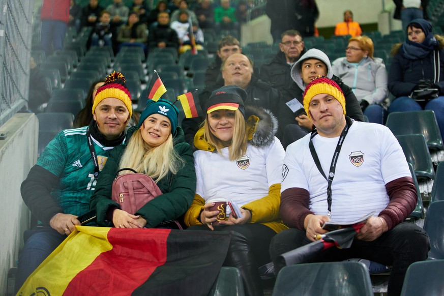 Einige Fans kamen trotz nasskaltem Wetter und später Anstoßzeit unter der Woche nach Mönchengladbach ins Stadion.